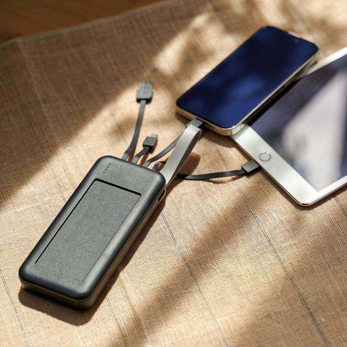３ｉｎ１ケーブル付ソーラーチャージャー 10000ｍＡｈ T3768