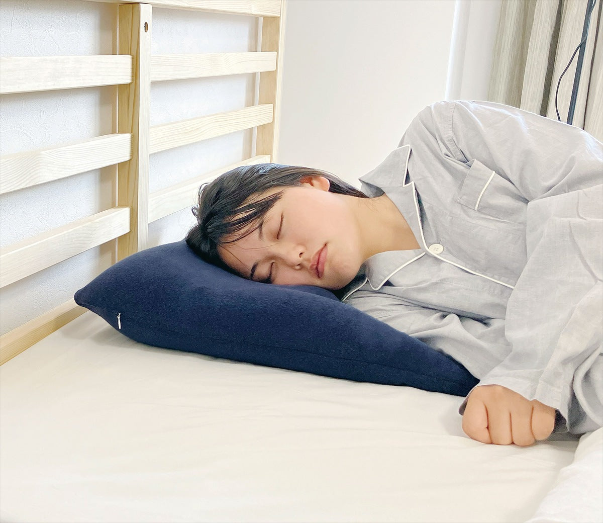 モグ 肩が軽くなるまくら ネイビー